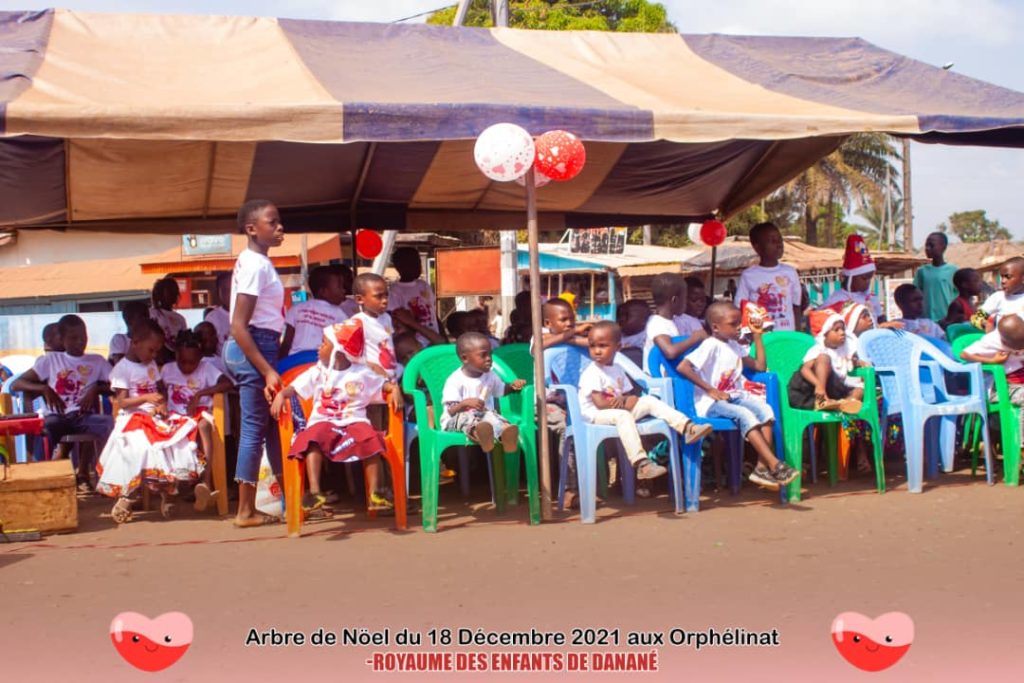 Le samedi 18 décembre 2021, s’est tenu l’arbre de Noël à danané avec l’orphelinat le royaume des enfants.